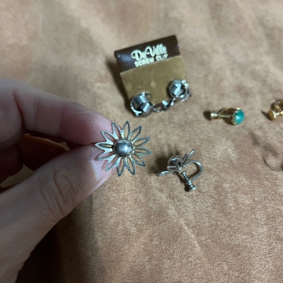 Lot of 14 vintage clip on or screw back earrings. Great condition and designs - Picture 13 of 16